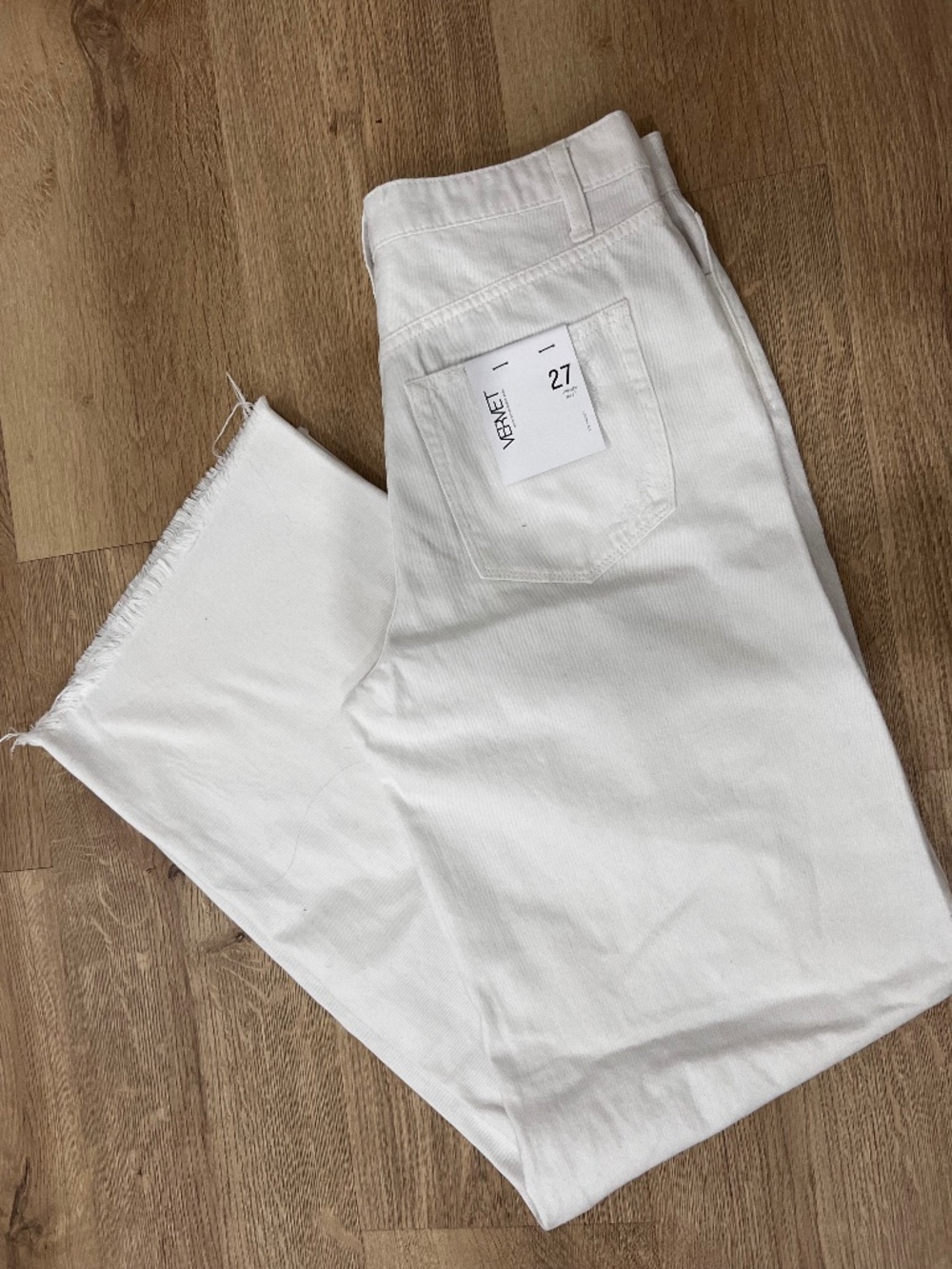 Vervet White distressed jeans